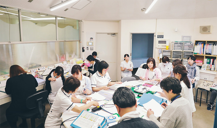 看護師の役割は母親的役割や治療者としての役割、また治療環境を整える役割などがあり、これらは一人一人の看護師の人間性と熟練によって実践されることになります。 - 看護部のご紹介 | 福岡県大牟田市 不知火病院(うつ病の治療・入院・カウンセリング)