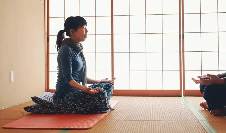 ヨーガには8つのステップがあり、その3番目のステップのひとつが「アーサナ=座法」なのです。- アーユルヴェーダ - 海の病棟 | 福岡県大牟田市 不知火病院(うつ病の治療・入院・カウンセリング)