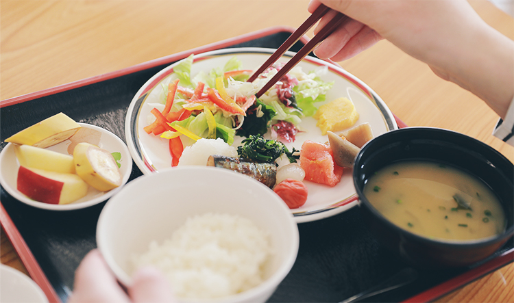 広く開口された窓からは光が差し込み、お庭を眺めながら、ゆっくりとしたお食事がいただけます - お食事やカフェ - 海の病棟 | 福岡県大牟田市 不知火病院(うつ病の治療・入院・カウンセリング)