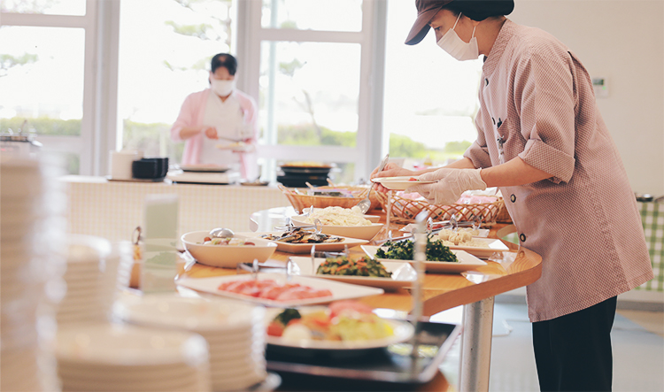 昼と夕方は配膳にてサーブしております。 - お食事やカフェ - 海の病棟 | 福岡県大牟田市 不知火病院(うつ病の治療・入院・カウンセリング)