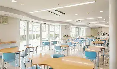 解放的で明るい食堂 - 医療関係者による病院見学 | 福岡県大牟田市 不知火病院(うつ病の治療・入院・カウンセリング)