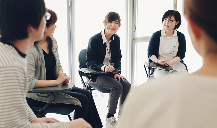 看護師、精神保健福祉士、作業療法士、臨床心理士などがチームを組み、職場復帰及び復職後の再発予防のお手伝いをいたします。 - 復職支援プログラム - 海の病棟 | 福岡県大牟田市 不知火病院(うつ病の治療・入院・カウンセリング)