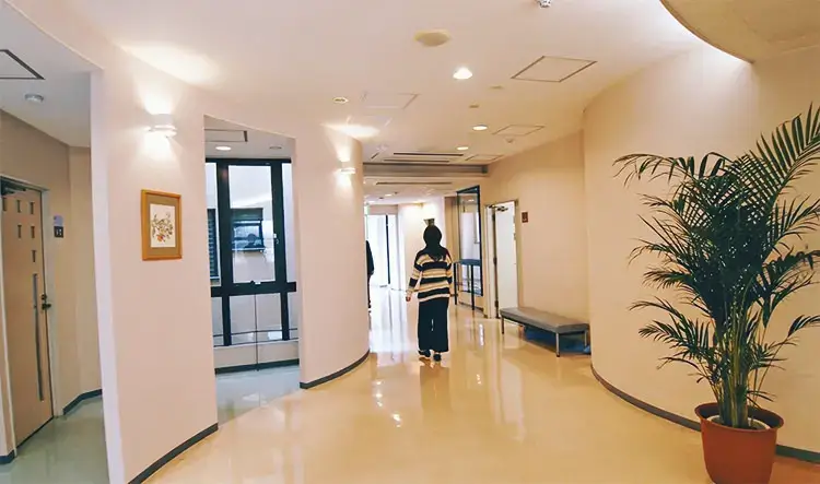 建物自体がナースステーションを扇型に中心に広がり、スタッフのやさしさが全体に注がれるつくりとなっています。 - 海の病棟の治療方針 - 海の病棟 | 福岡県大牟田市 不知火病院(うつ病の治療・入院・カウンセリング)